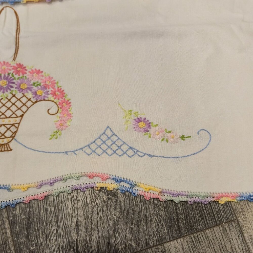 Vintage Embroidered Floral Basket Pillowcases Crochet Edge Purple pink Daisies - Picture 9 of 16